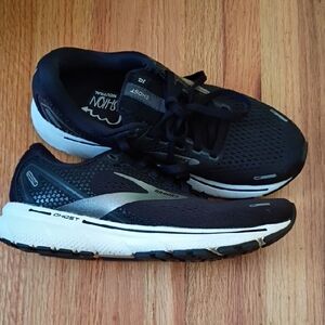 Brooks Black And Silver Ghost 14 Cushion Neutral Women's Size 6.5
